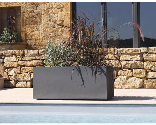 Obdĺžnikový kvetináč s výsadbou vo vonkajšom prostredí.