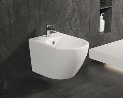 Závesný bidet z keramiky s armatúrou v kúpeľni