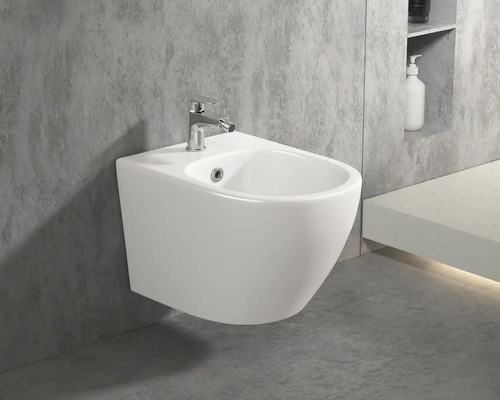 Závesný bidet s batériou v kúpeľni.