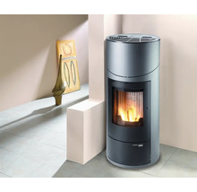 Krbové kachle vo svetlej miestnosti s dekoráciou