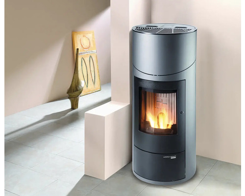 Krbové kachle vo svetlej miestnosti s dekoráciou