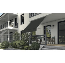 Pohľad na budovu s vysunutou výsuvnou markízou na zatienenie terasy