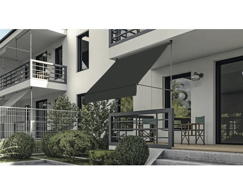 Pohľad na budovu s vysunutou výsuvnou markízou na zatienenie terasy