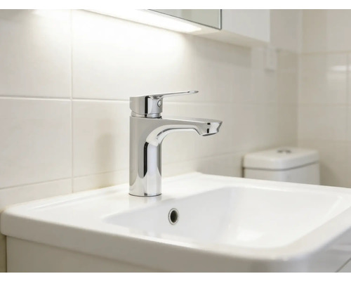 Umývadlo s batériou vo svetlej kúpeľni.