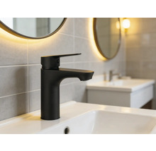 Čierna umývadlová batéria na umývadle v kúpeľni.