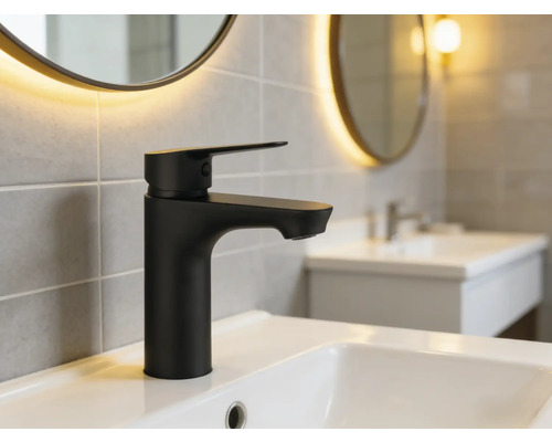 Čierna umývadlová batéria na umývadle v kúpeľni.