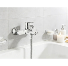 Nástenná vaňová batéria z kovu v kúpeľni