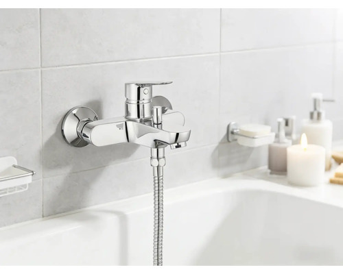 Nástenná vaňová batéria z kovu v kúpeľni