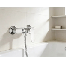 Nástenná sprchová batéria so sprchovou hadicou v kúpeľni
