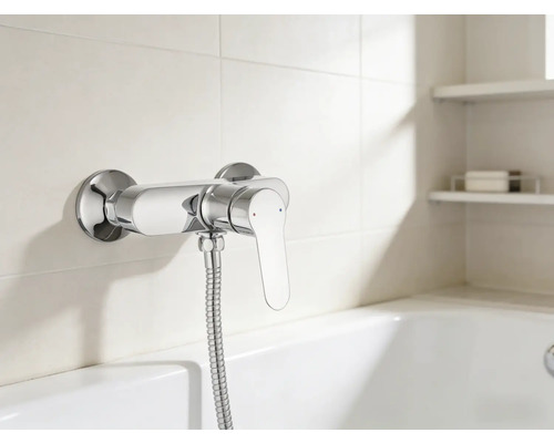 Nástenná sprchová batéria so sprchovou hadicou v kúpeľni