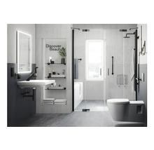 Moderná kúpeľňa s umývadlom, zrkadlom, policami, sprchovacím kútom a toaletou pre svetlú a funkčnú atmosféru priestoru.