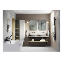 Svetlá kúpeľňa s vaňou, umývadlami, zrkadlom a policami na kúpeľňové doplnky