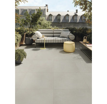 Terasa so sivými podlahovými dlaždicami, posedením a rastlinami