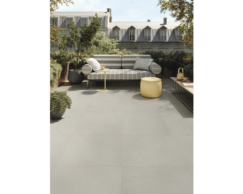 Terasa so sivými podlahovými dlaždicami, posedením a rastlinami