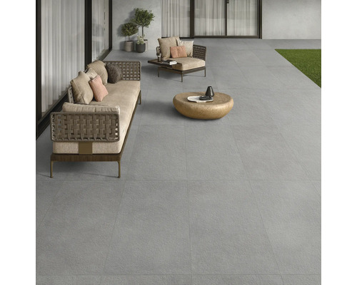 Terasa so sivými dlaždicami a záhradným nábytkom