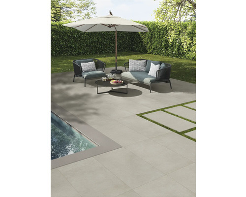 Terasa so záhradným nábytkom, slnečníkom a kamennými doskami