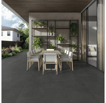 Terasa s jedálenským stolom a stoličkami a regál s rastlinami