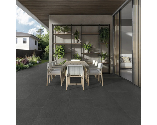 Terasa s jedálenským stolom a stoličkami a regál s rastlinami