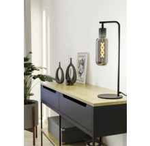 Stolná lampa na komode s dekoráciami