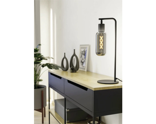 Stolná lampa na komode s dekoráciami