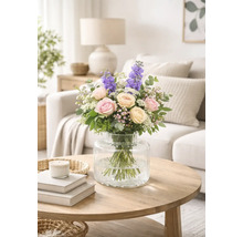 Kytica ruží a stračiek v sklenenej váze na stole