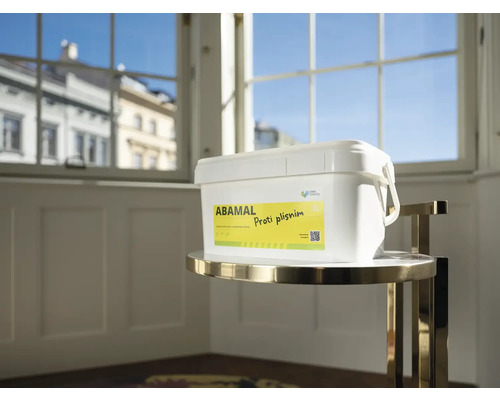 Vedro farby proti plesniam Abamal na stole