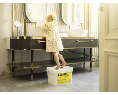 Kúpeľňa s umývadlom, zrkadlom a dieťaťom na vedre