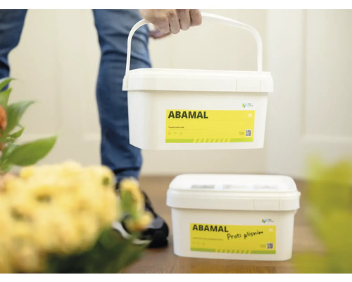 Dva vedrá farby Abamal nesie jedna osoba