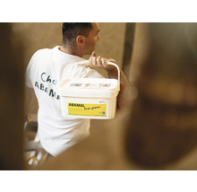 Muž nesie vedro farby proti plesniam Abamal