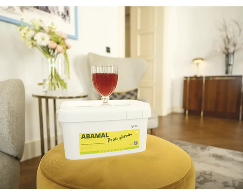 Vedro Abamal Proti plísním na žltej stoličke v obývacej izbe