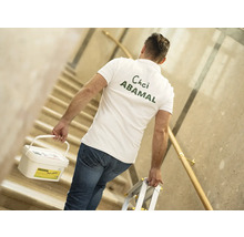 Muž nesie produkt Abamal po schodoch