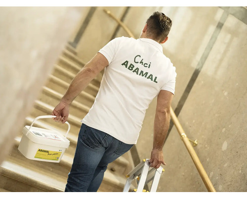 Muž nesie produkt Abamal po schodoch