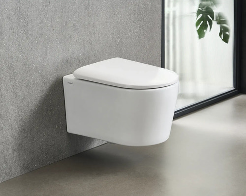 Závesné WC z keramiky so sedadlom pred sivou stenou