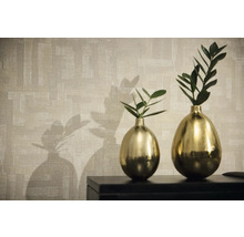 Dekoratívna tapeta s dvoma vázami a rastlinami na skrinke