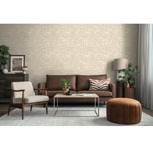 Obývacia izba s hnedou pohovkou, kreslom, stolom a vzorovanou tapetou