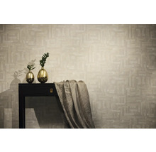 Pohľad do miestnosti s tapetou so vzorom, stolom, zlatými vázami a látkou