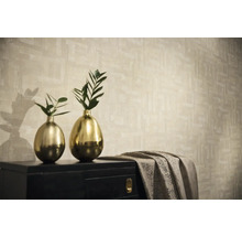 Dekoratívna scéna s tapetou, komodou a vázami