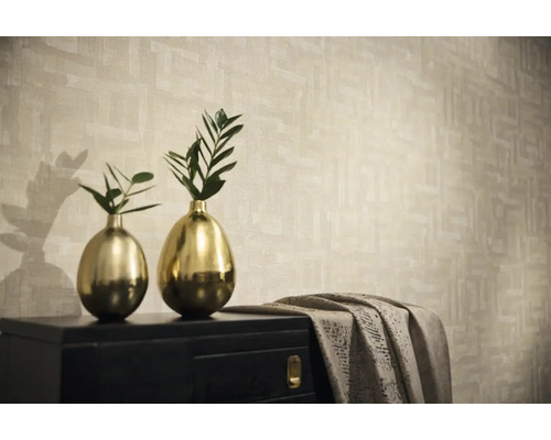 Dekoratívna scéna s tapetou, komodou a vázami