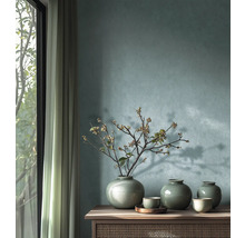 Dekoratívne aranžmán s vázami a vetvami na príborníku pred stenou