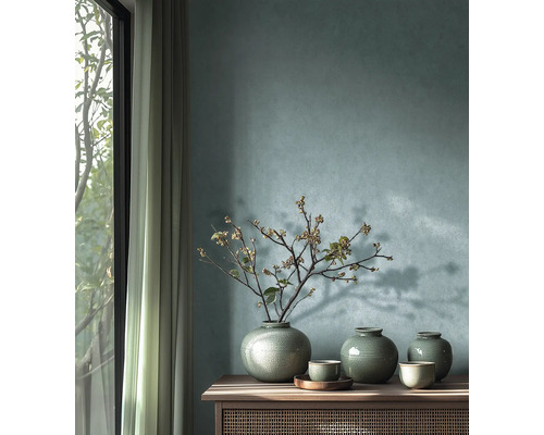 Dekoratívne aranžmán s vázami a vetvami na príborníku pred stenou