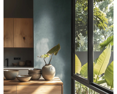 Svetlá kuchyňa s drevenými prvkami, riad a rastlina vo váze na komode