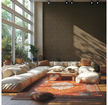 Obývacia izba s veľkým oknom, rohovou pohovkou, kobercom a vzorovanou tapetou