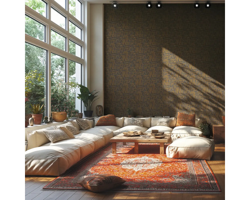 Obývacia izba s veľkým oknom, rohovou pohovkou, kobercom a vzorovanou tapetou