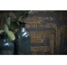 Detail štruktúrovanej tapety s vodorovnými a zvislými líniami