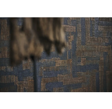 Detailný záber na dekoratívnu nástennú tapisériu s abstraktným vzorom