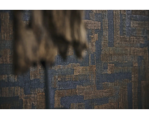 Detailný záber na dekoratívnu nástennú tapisériu s abstraktným vzorom