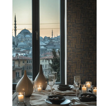 Slávnostne prestretý stôl pred oknom s výhľadom na mesto