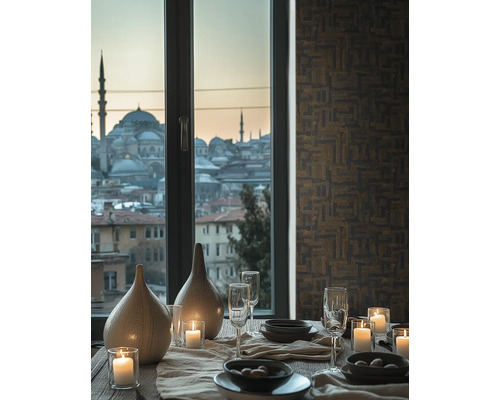 Slávnostne prestretý stôl pred oknom s výhľadom na mesto