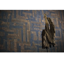 Stena s geometrickým vzorom a drevenou dekoráciou