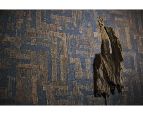 Stena s geometrickým vzorom a drevenou dekoráciou